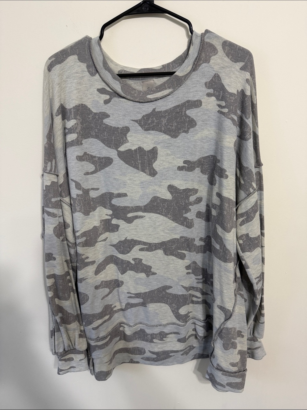 Women's Long Sleeve Camo Print Tee - Gray